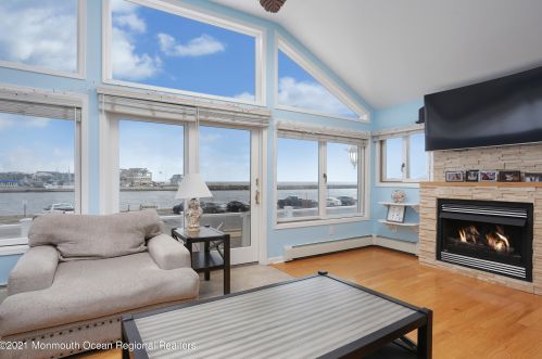 10 Inlt Dr, Point Pleasant Beach NJ 08742-2642 exterior