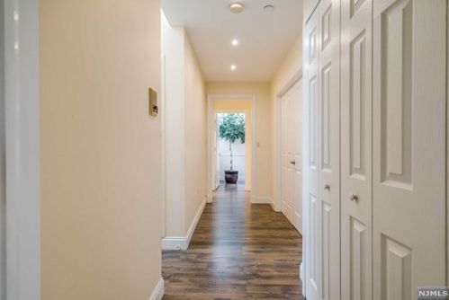 11 Lawrence Ct, Teaneck NJ 07666-6489 exterior