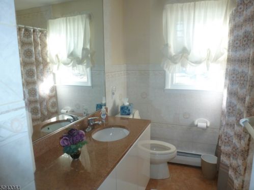 1 Cedar St, Kinnelon NJ 07405-1328 exterior