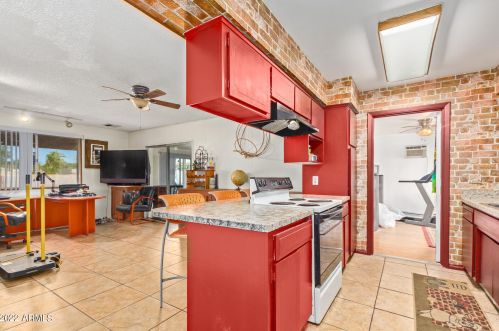 3340 Desert Cv Ave, Phoenix AZ 85028-3514 exterior