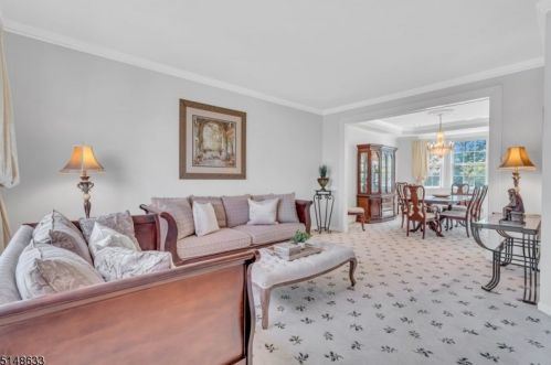 33 Heinrick Way, Bridgewater NJ 08807-5660 exterior