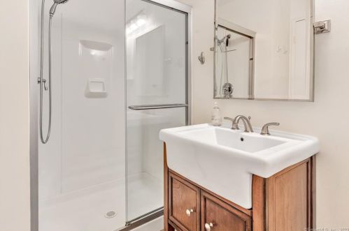 102 Ledgebrook Dr, Norwalk CT 06854-1015 exterior