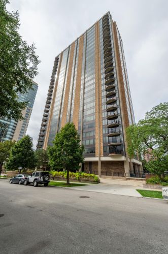 929 Astor St, Milwaukee WI  53202-3420 exterior