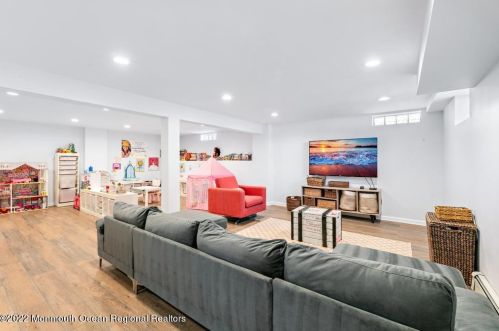 284 Pelican Rd, Middletown NJ 07748-3040 exterior