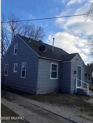 1974 Kinsey St, Meskegon, MI 49441-2913