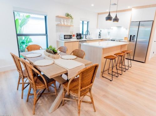 673 97 Ave, Naples FL 34108-2280 exterior