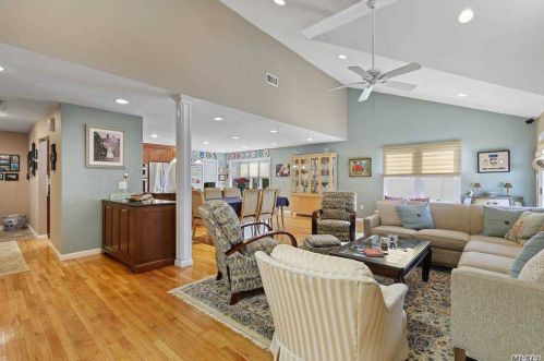 218 Woodsome Rd, Babylon NY 11702-3319 exterior