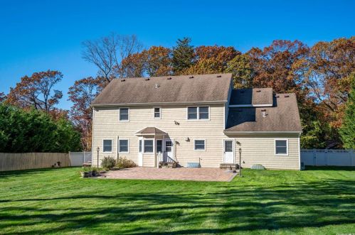 10 Buttonwood Dr, Huntington Station NY 11746-4803 exterior