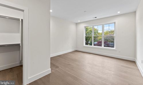 1327 Mayflower Dr, Mc Lean VA 22101-3405 exterior