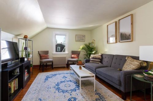 93 Maple Ave, Middletown RI 02842-4889 exterior