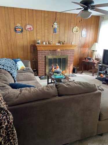 1 Ashwood Ter, Derby CT 06418-2101 exterior