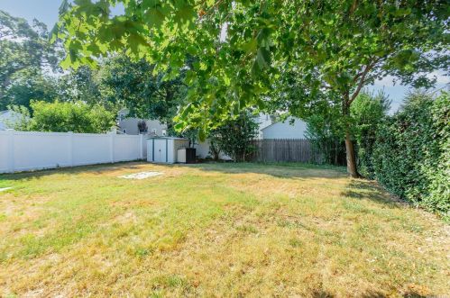 21 Ardmore St, Babylon, NY 11704-8105