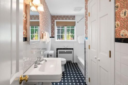 31 Crst Rd, Norwalk CT 06853-1207 exterior