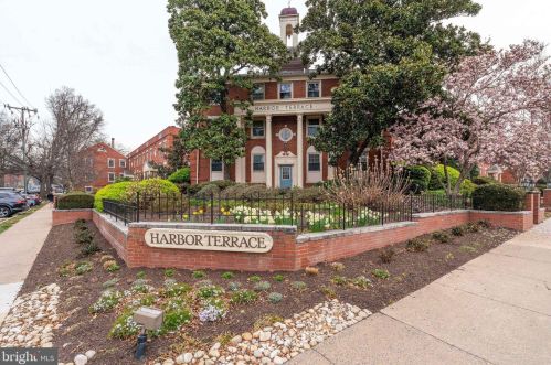 509 Bashford Ln, Alexandria, VA 22314-1128