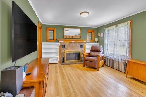 9 Beverly St, Enfield CT 06082-4512 exterior