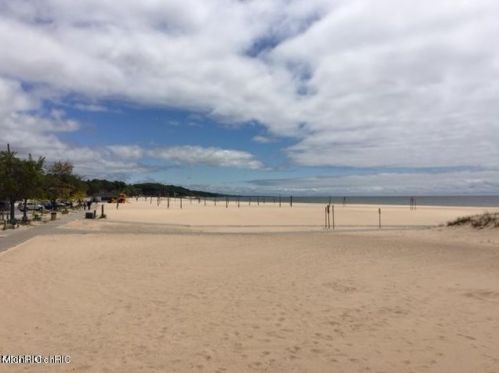 3713 Marina View Pt, Meskegon MI 49441-6406 exterior