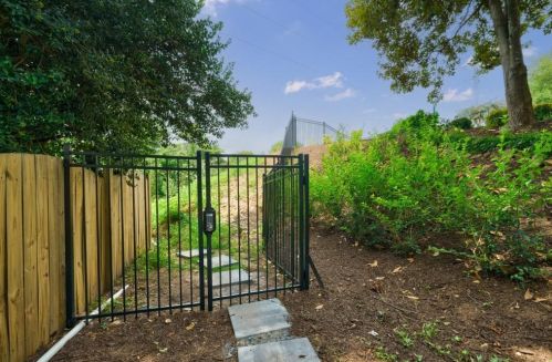 402 Ansley Villa Dr, Atlanta GA  30324-4811 exterior