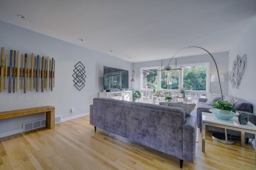 925 Bay Point Rd, Milwaukee WI  53217-1355 exterior