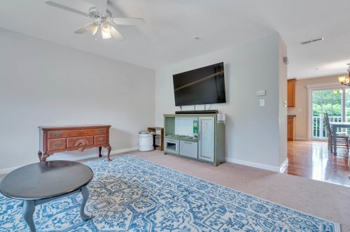 6 Townsend Dr, Dover NH 03820-6514 exterior