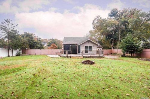 670 Locust Ave, Bohemia NY 11716-2144 exterior