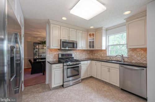 42 Hamilton Lk Dr, Trenton NJ 08619-3437 exterior