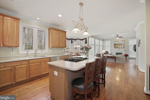 7001 Highland Mdw Ct, Alexandria VA 22315-3963 exterior