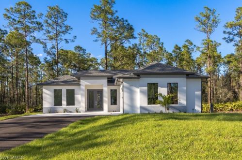 3443 6th Ave, Naples, FL 34117-4946