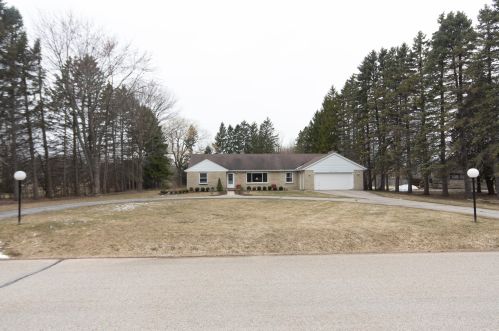 8733 Spruce Rd, Milwaukee WI 53217-1520 exterior