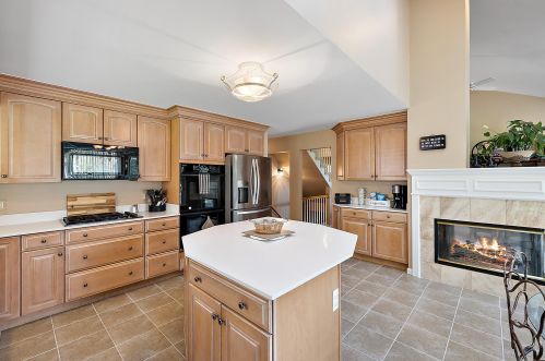 1039 Bloomview Cir, Rochester MI 48307-1728 exterior