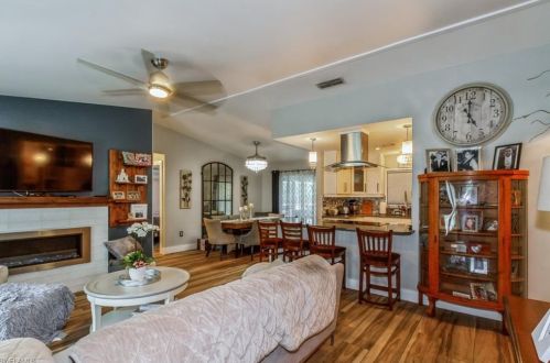 215 Madison Dr, Naples FL 34110-1351 exterior