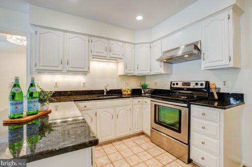 10135 Crestberry Pl, Bethesda MD 20817-1266 exterior