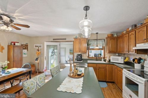 1165 Fox Run Ter, Hanover PA 17331-8742 exterior