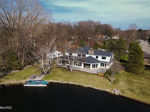 4206 Lk Frst Dr, Kalamazoo MI 49008-3309 exterior