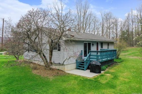 6 Prosperous Vly Rd, Middletown NY 10940-8424 exterior