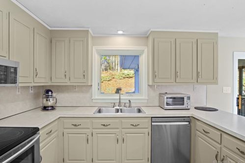 39 Tra Mart Dr, Uncasville CT  06382-1115 exterior