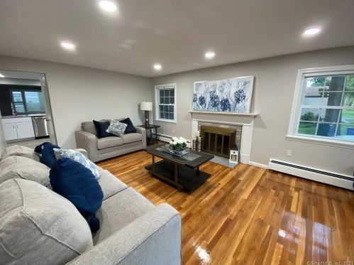 2 Jackson St, Windsor Locks, CT 06096-1627