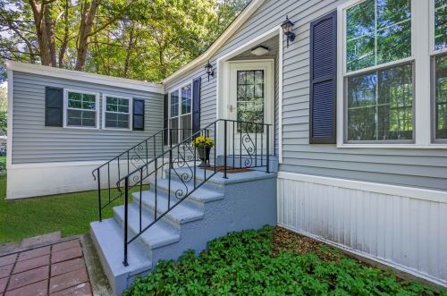 54 Brown Ave, Seabrook NH 03874-5605 exterior