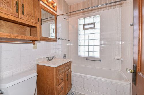 348 Howard Ave, Milwaukee WI 53235-4807 exterior