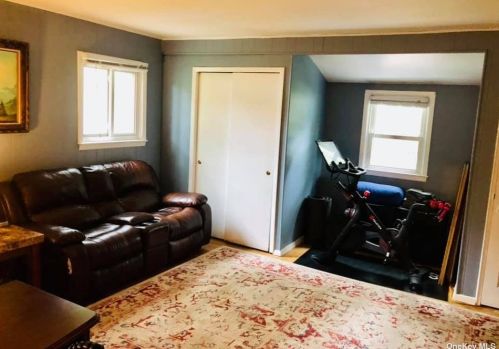 2 Leroy Ct, Commack NY  11725-1703 exterior