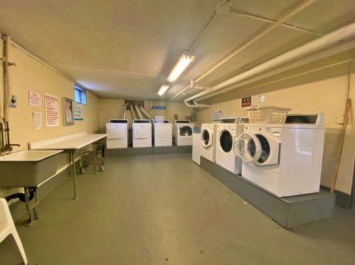 17 Manor Ct, Springfield MA 01118-2448 exterior