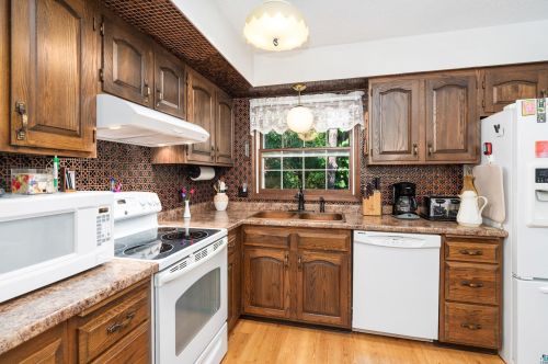 1802 Valhalla Dr, Duluth MN 55811-2226 exterior