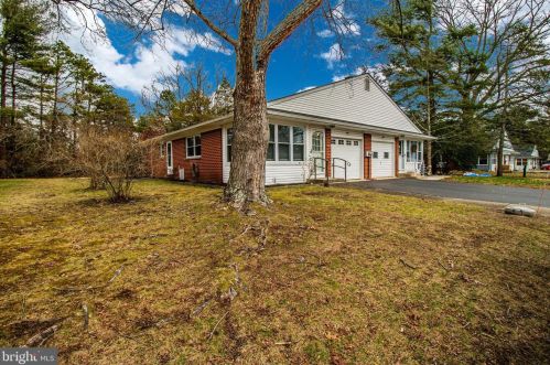 19 Crocus Ln, Lakehurst, NJ 08759-3062