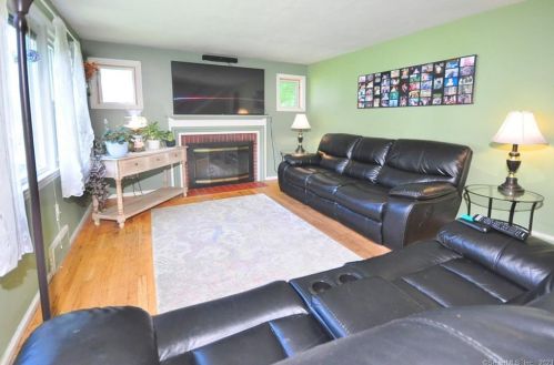 81 White St, Manchester CT 06042-3127 exterior