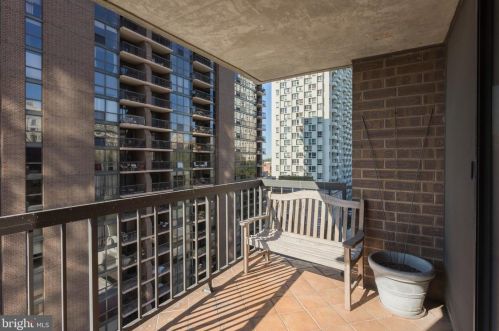 233 6th St, Philadelphia PA  19106-3768 exterior