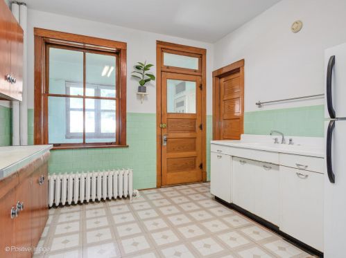 2008 Addison St, Chicago IL 60618-6102 exterior