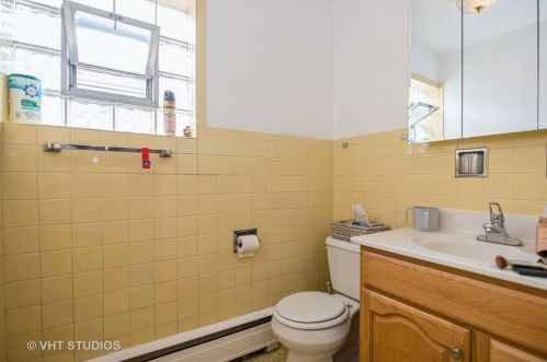 3004 Touhy Ave, Chicago IL 60645-2938 exterior