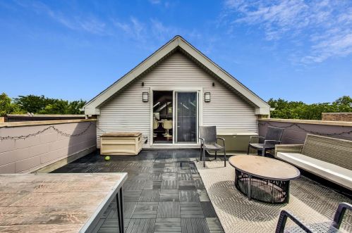 1436 Wolfram St, Chicago IL  60657-4117 exterior