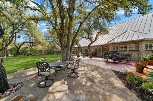 5703 Lockhill Rd, San Antonio TX 78240-1620 exterior