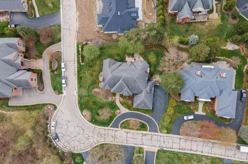 2511 Golf Crst Dr, Rochester MI 48309-4063 exterior