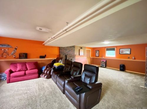 3 Oliver Rd, Enfield CT 06082-5512 exterior